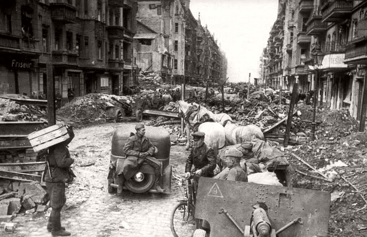 vintage-historic-photos-of-the-battle-of-berlin-1945-bw-20.jpg