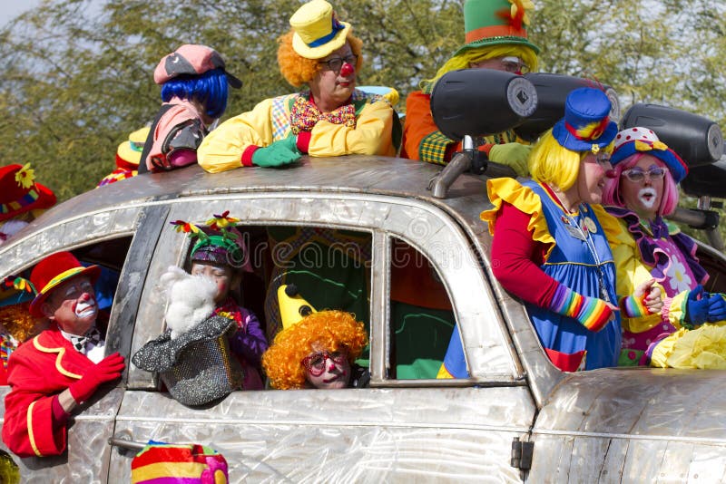 2012-fiesta-bowl-parade-oversize-car-clowns-28471004.jpg